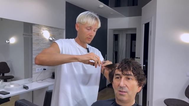 КАК ПАРИКМАХЕР ПАРИКМАХЕРА СТРИЖЁТ / СТРИЖКА МЕЧТЫ смотреть онлайн