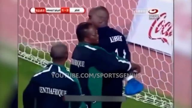САМЫЕ НЕВЕРОЯТНЫЕ МОМЕНТЫ С ФУТБОЛЬНЫМИ ВОРОТАМИ смотреть онлайн