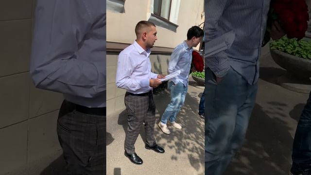 Поём под баян у роддома в центре Казани "Ай былбылым" Разиль Камалов смотреть онлайн