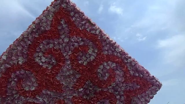 Кубы торчащие, клумбы и парапет Набережной Балхаша недалеко от центра города смотреть онлайн