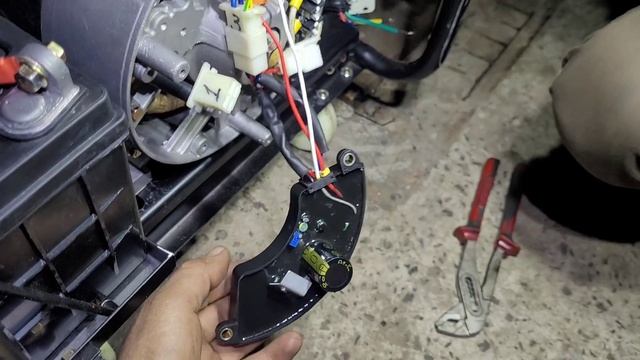 Поставили AVR на 8контактов вместо 6-ти#отрегулировалиНапряжениеГенератора230В.#проверитьAVR смотреть онлайн