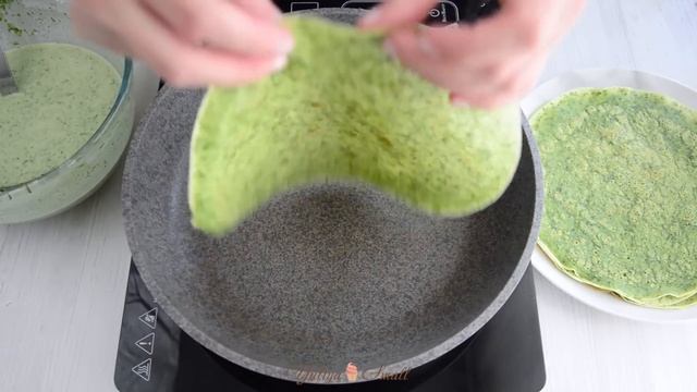 Изумрудные БЛИНЧИКИ ☆ Два вида НАЧИНКИ: творожный сыр + рыба и крем + клубника смотреть онлайн