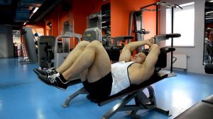 Упражнения на пресс в тренажерном зале