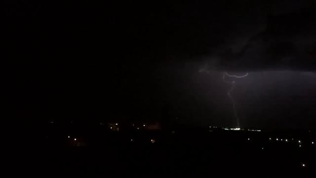 Гроза: молния в бьет в землю в Перми! Очень красиво! Видео замедленно в 8 раз. смотреть онлайн