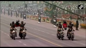 Военный парад в Индии 2024. Макрону показали женщин на мотоцикле.