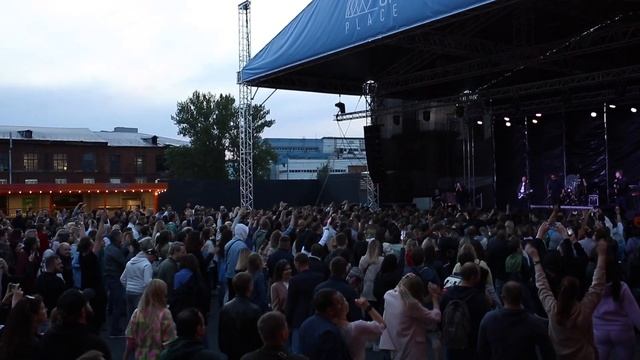 Видео с концерта "Танцы Минус" 1 июня на крыше Roof Place. смотреть онлайн