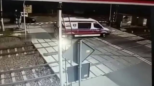 В Польше поезд сбил машину скорой помощи смотреть онлайн