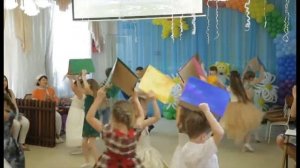 Танец с книжками на выпускном в детском саду.