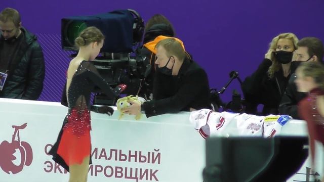 Майя Хромых. Наставления от тренеров перед ПП Тутберидзе, Дудаков, Глейхенгауз Гран-При 2021 27.11 смотреть онлайн