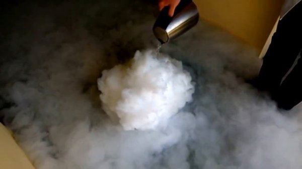 Кипяток и много сухого льда (Boiling water and dry ice)