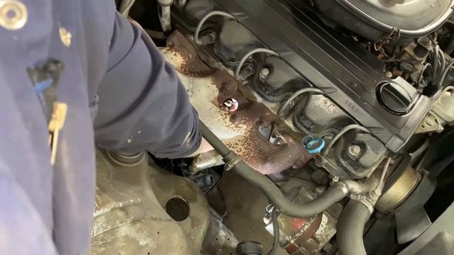 Mercedes Benz 230e w123 Thermostat and Coolant Change. смотреть онлайн