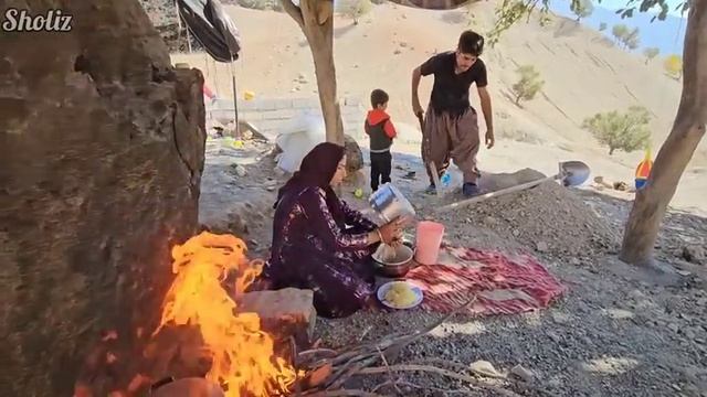 Documentary on Iranian life: wearing a canopy roof to cook Nargis food on a rainy day смотреть онлайн