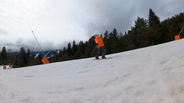 Флэт фристайл в АРХЫЗЕ 🏔️ Отжигает на сноуборде 😃🤙🏂