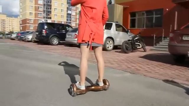Машенька тестирует гироскутер на уральском асфальте смотреть онлайн