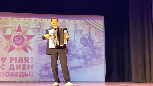 С Днем Победы! Победа будет Za нами! Зал пел. Захар Хоружик смотреть онлайн