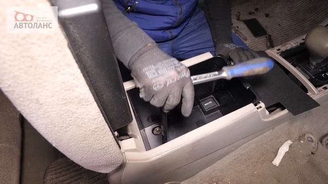 Демонтаж элементов салона на Toyota Camry смотреть онлайн