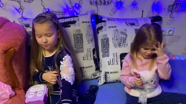 Ужасно КРУТОЙ подарок МАМА подарила мне и Эмилии. В гостях у сестры. Капсула ЛОЛ смотреть онлайн