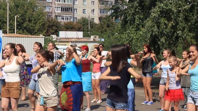 Флешмоб с саксофоном, Tribal Воронеж и Денис Успенский смотреть онлайн