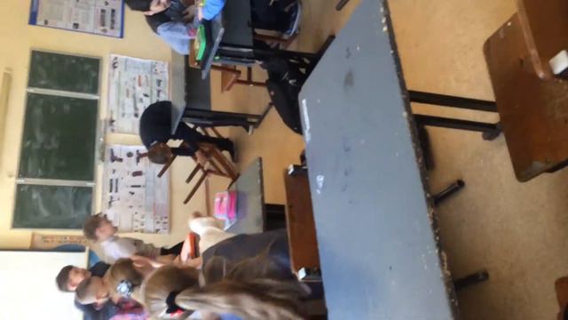 Сумашедший класс !!! Борьба за стул !!😂😂😂 они его подписали !!!! смотреть онлайн