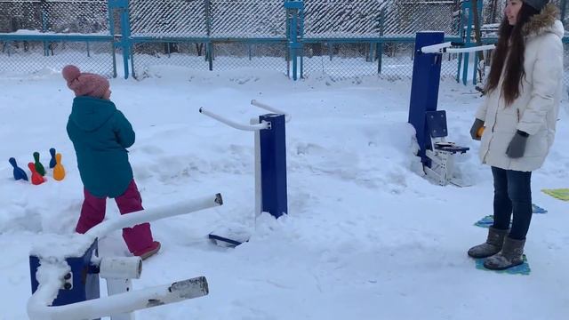 КирИзиКи. Большая гигантская игра. Мама против Киры Кто победит 0+