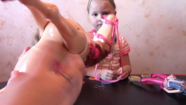 Кукла Барби и лошадка Тони Barbie Saddle and Ride Horse наездница жокей распаковка игрушки лошади смотреть онлайн