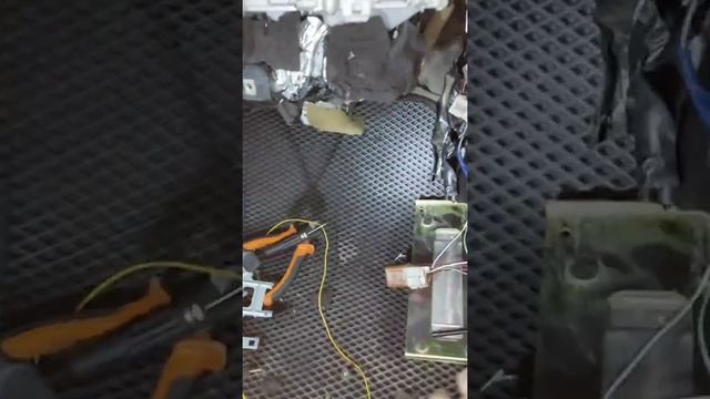 Глохнет при нажатии педали газа. Ниссан X-Trail T30. смотреть онлайн