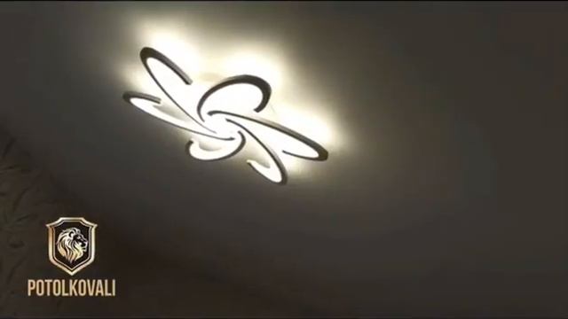 БЕЛЫЙ НАТЯЖНОЙ ПОТОЛОК СО СВЕТОДИОДНОЙ ЛЮСТРОЙ от компании PotolKOVAli. смотреть онлайн