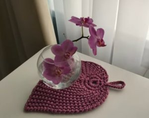 Вязание крючком: лист салфетка подставка из шнура или трикотажной пряжи