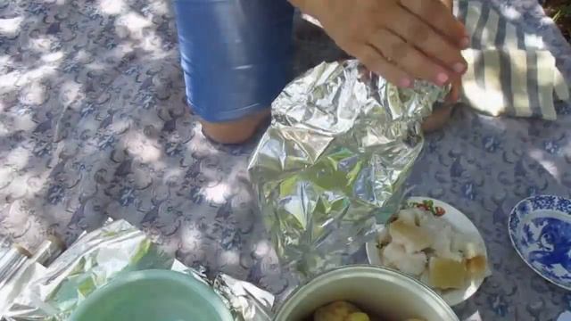 Как запечь картошку с салом на углях. Запекаем картошечку в фольге на природе. смотреть онлайн