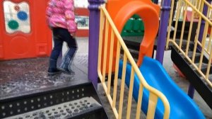 дети играют на детской площадке, на горках.