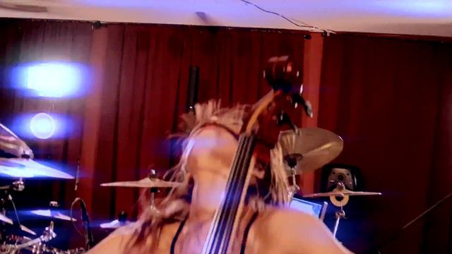 The Violution Collab featuring JLynn & Mariko -- Thunderstruck -- @acdc Violin / Cello Cover смотреть онлайн