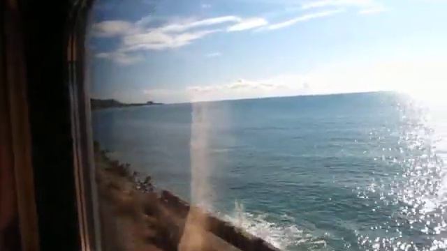 Лазаревское .Поезд Адлер -СПБ. На горизонте ещё строятся Сан-Марина и колесо обозрения.ноябрь 2011 смотреть онлайн