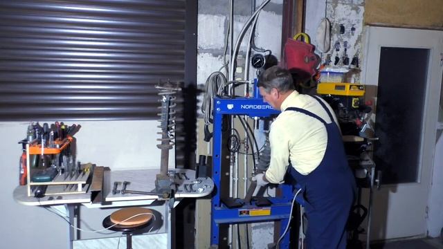 Авто. Подвеска. Как сжать пружину при разборке стоек автомобиля. смотреть онлайн