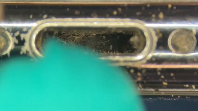 iPhone X charging port cleaning under the microscope (1x speed) смотреть онлайн