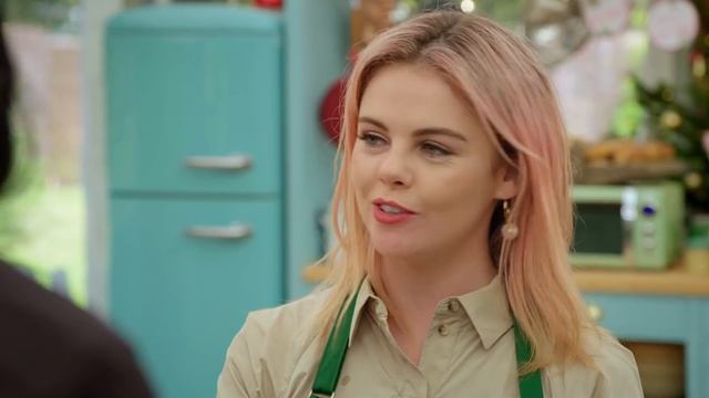 HILARIOUS Moments from the Derry Girls! | The Great Festive Bake Off 2020 смотреть онлайн