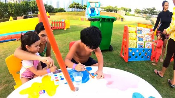 Brincando na Piscina Inflável Pula Pula e Escorregador Infantil | Kai o Rei do Escorrega