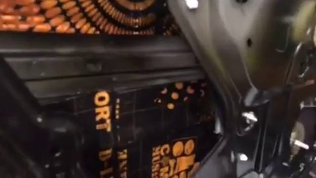 Рено Дастер от шума избавляем, используемый материал отлично поглощает звуки, не допуская их в сало смотреть онлайн