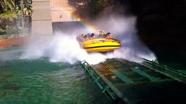 Miranda and Erica on Jurassic Park Ride смотреть онлайн