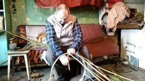 Плетение больших корзин.Дедушка плетет корзины.