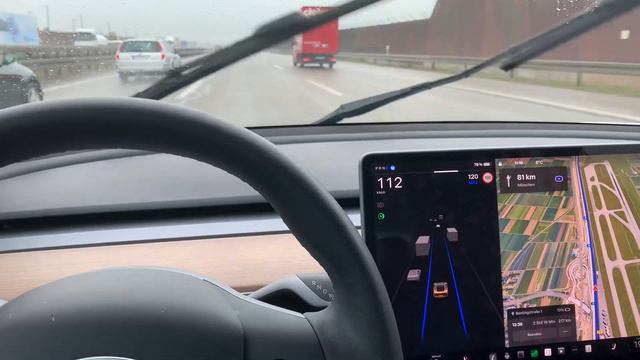 Фантомные торможения на Tesla. Реальная ситуация на автобане при 100 км.ч. смотреть онлайн