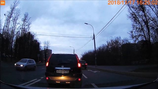Чмо идет на поворот, включайте указатель поворота заранее! смотреть онлайн
