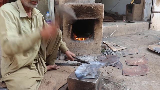 Talented Blacksmith Making Chaff Cutter Machine Blades From Rusty Iron смотреть онлайн