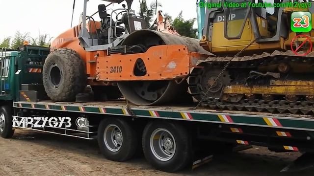 Soil Compactor And Bulldozer Transport With Fuso Self Loader Truck смотреть онлайн