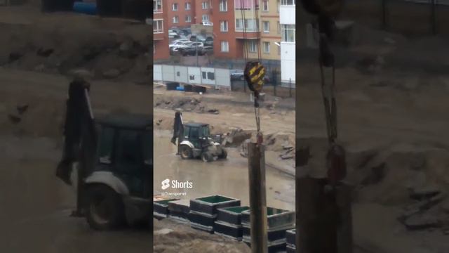 Трактор погрузчик через лужи и грязь но шпунт привезет #Shorts смотреть онлайн