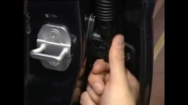 Removing the door back door module Mercedes-Benz W204 C-Class. смотреть онлайн