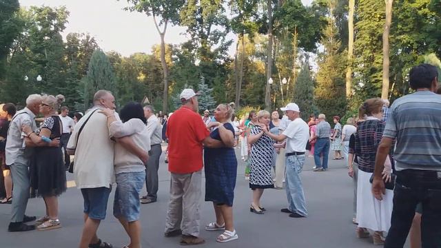 Харьков, танцы в парке, "Я бегу тебе навстречу" смотреть онлайн