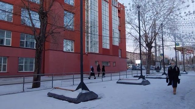 НОВОСИБИРСК/НОВОГОДНЕЕ ОФОРМЛЕНИЕ В ЦЕНТРЕ/ ВХОД НА СТАВШУЮ ПЕШЕХОДНОЙ УЛ. ЛЕНИНА УВЕШАЛИ ГИРЛЯНДАМ смотреть онлайн