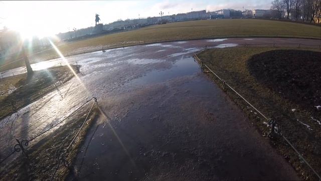 Читаем аудиокнигу на улице. Пушкин Медный всадник смотреть онлайн