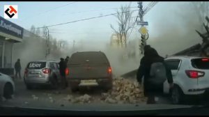 обрушение стены на машины #стена #падает