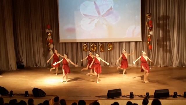 ТАНЕЦ ПОД ПЕСНЮ KAZKA — ПЛАКАЛА смотреть онлайн